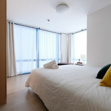 Csuites At Two Central Residences Макати Экстерьер фото