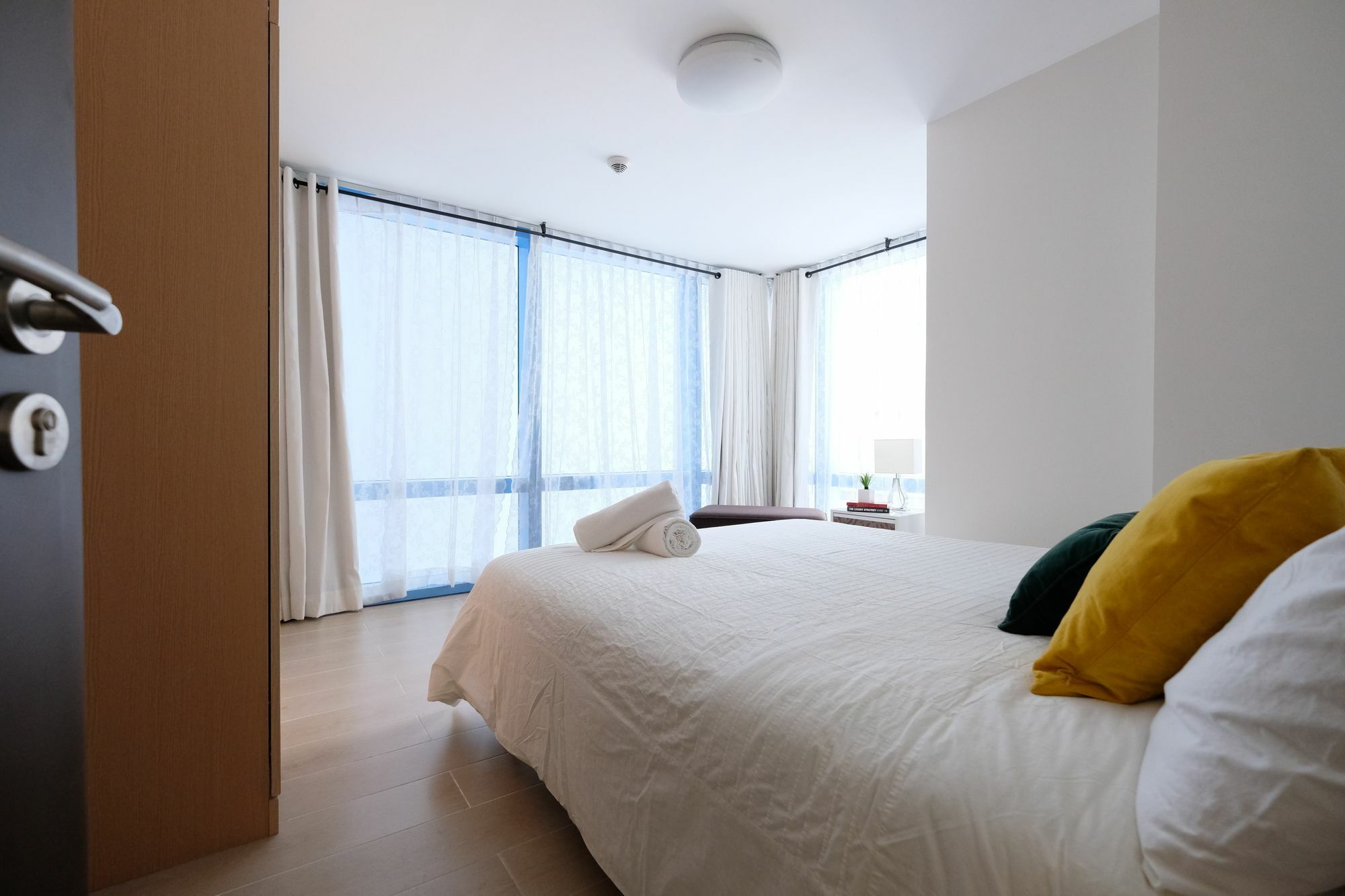 Csuites At Two Central Residences Макати Экстерьер фото