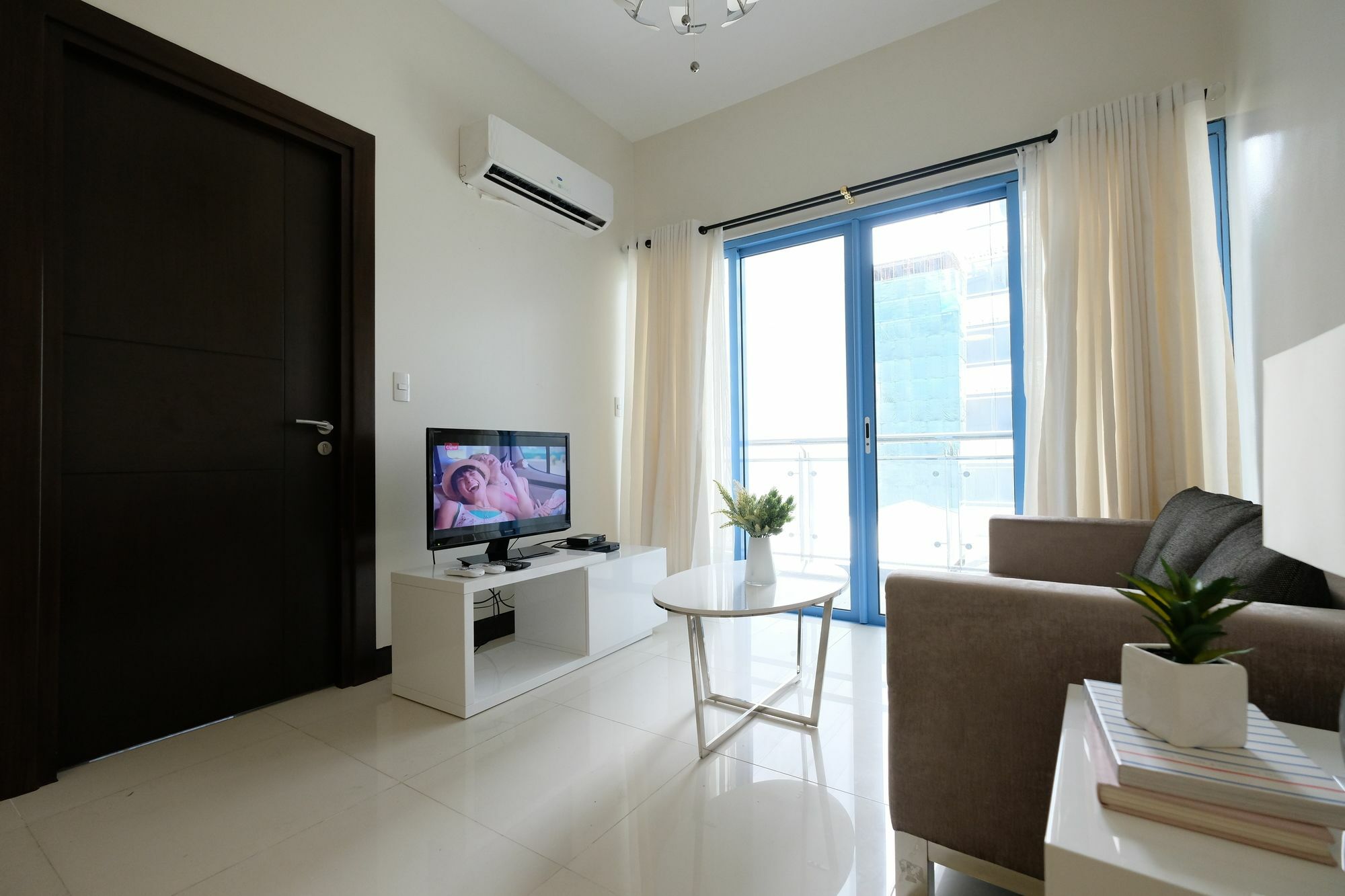 Csuites At Two Central Residences Макати Экстерьер фото