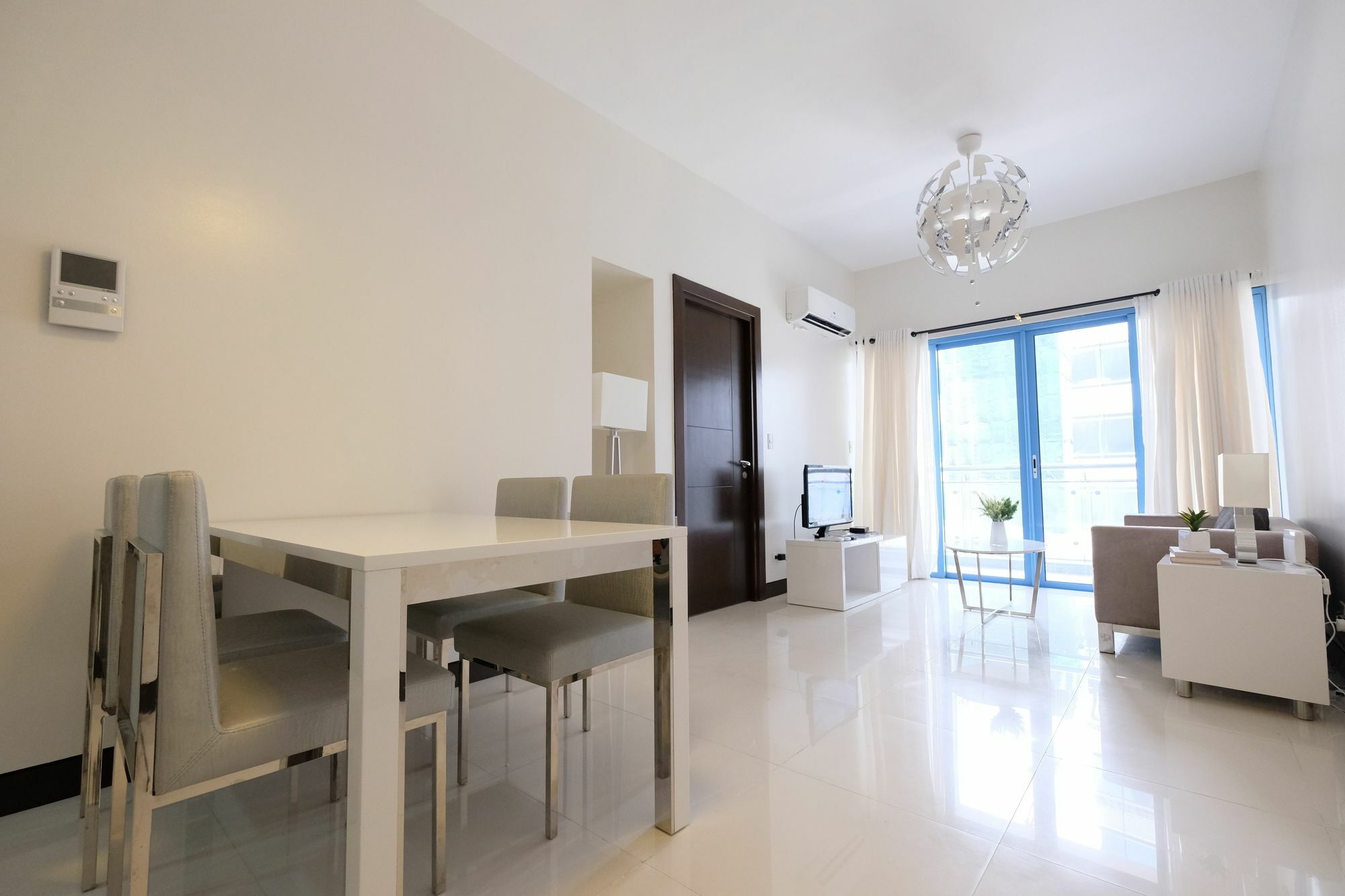 Csuites At Two Central Residences Макати Экстерьер фото