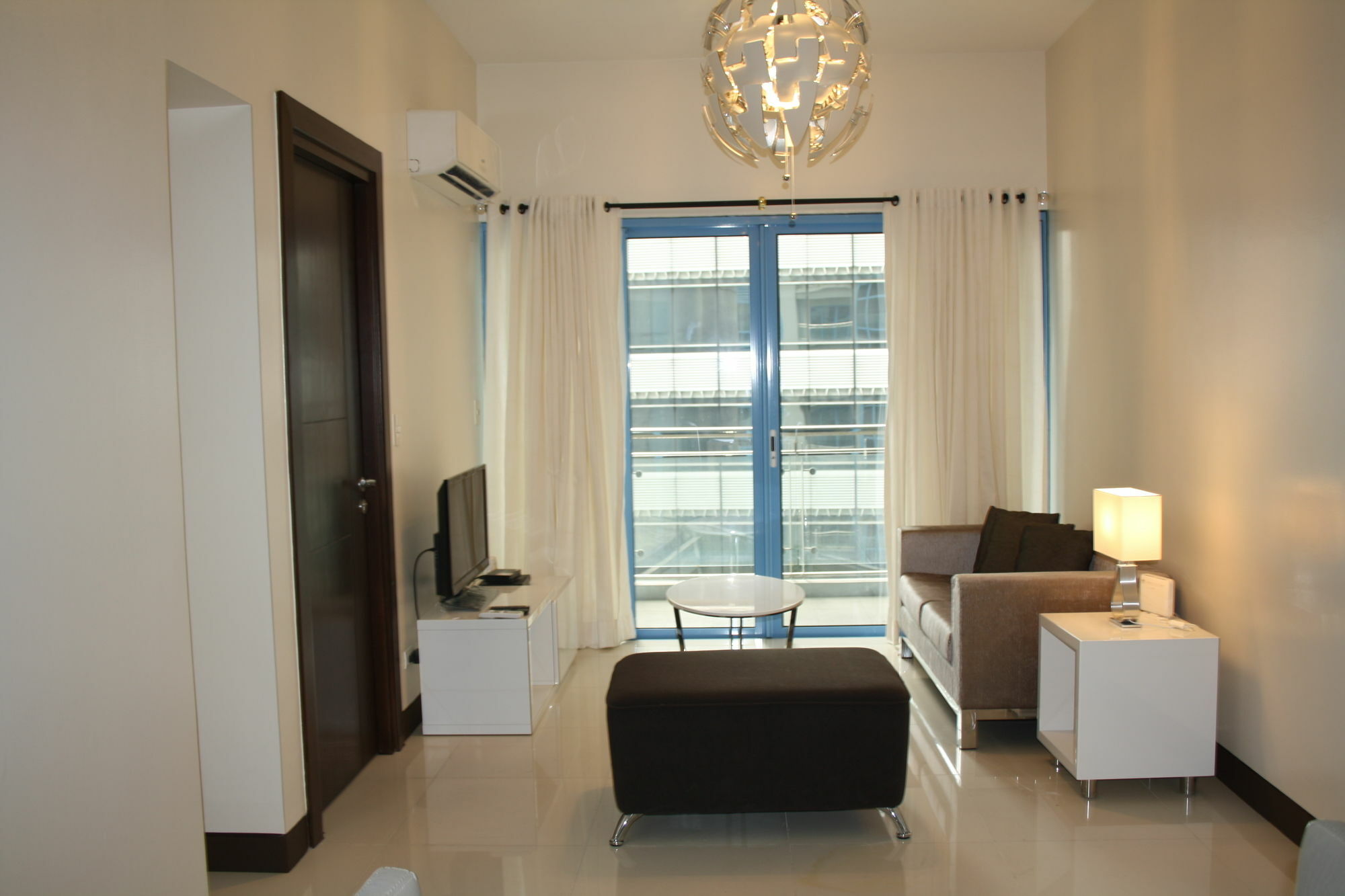 Csuites At Two Central Residences Макати Экстерьер фото